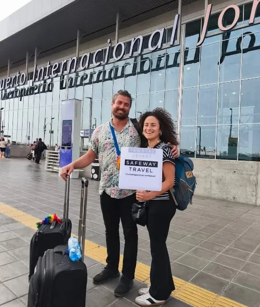 Clientes da Safeway Travel recebidos com placa de boas-vindas no Aeroporto Internacional Jorge Chávez